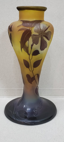 Emile Galle, Vaza Art Nouveau decorata cu flori si fluturi