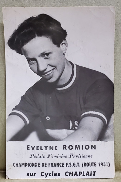 EVELYNE ROMION , CAMPIONNE DE FRANCE F.S.G.T. 1951 , SUR CYCLES CHAPLAIT, FOTOGRAFIE CU DEDICATIA  SEMNATA A SPORTIVEI , 1951
