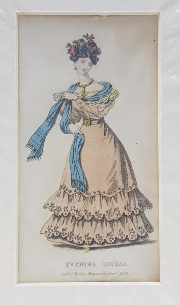 EVENING DRESS , DOMANA IN ROCHIE SI SAL ALBASTRU , GRAVURA COLORATA MANUAL PENTRU REVISTA DE MODA , DATATA 1828