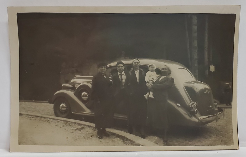 FAMILE LANGA MASINA CU NR. 4413 - B , EXCURSIE LA SINAIA , FOTOGRAFIE TIP CARTE POSTALA , 1937
