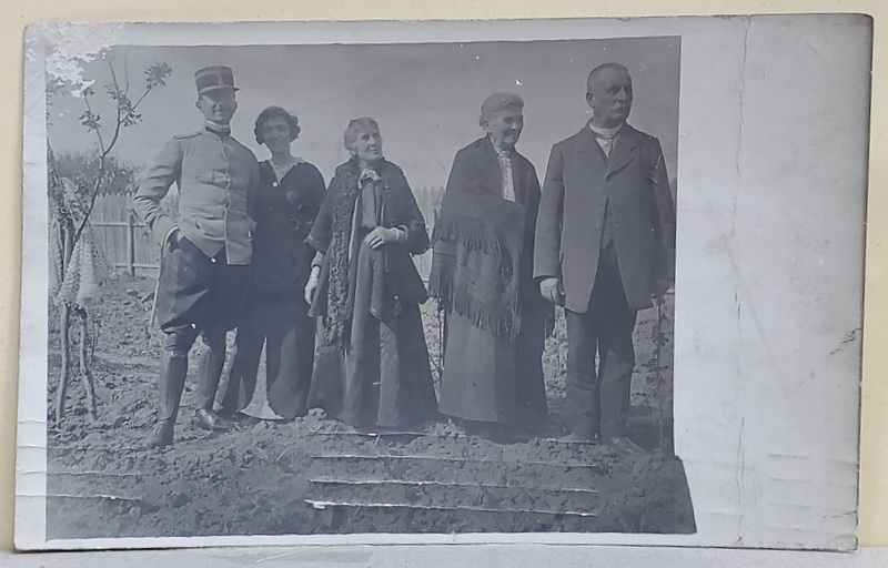 FAMILIA UNUI OFITER , LA TARA , FOTOGRAFIE TIP CARTE POSTALA , 1914