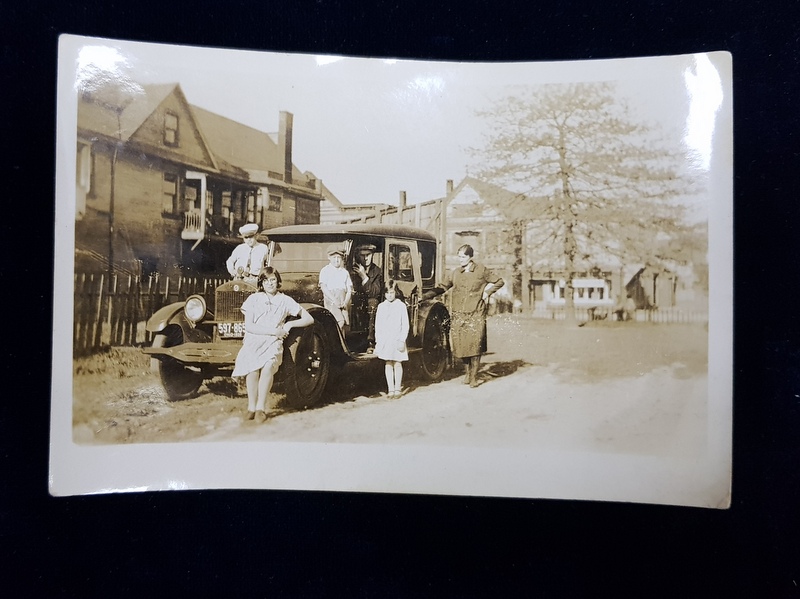 FAMILIE AMERICANA IN OHIO , POZAND LANGA UN AUTOMOBIL DE EPOCA , FOTOGRAFIE TIP CARTE POSTALA , MONOCROMA, PERIOADA INTERBELICA