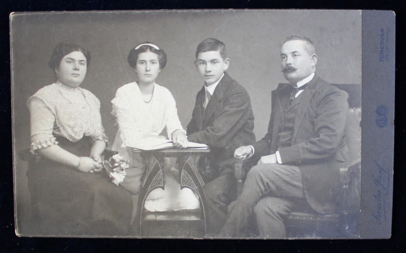 FAMILIE CU DOI COPII , POZAND IN STUDIO , FOTOGRAFIE TIP CABINET , LIPITA PE CARTON , DATATA 1913