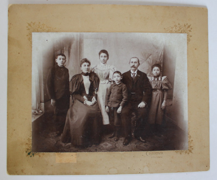 FAMILIE CU PATRU COPII , CRAIOVA , FOTOGRAFIE IN STUDIO , CCA. 1900