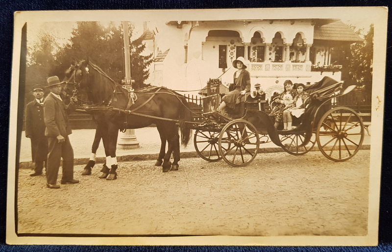 FAMILIE CU TRASURA LA SOSEA , LANGA VILA MINOVICI , FOTOGRAFI TIP CARTE POSTALA , MONOCROMA , NECIRCULATA , PERIOADA INTERBELICA