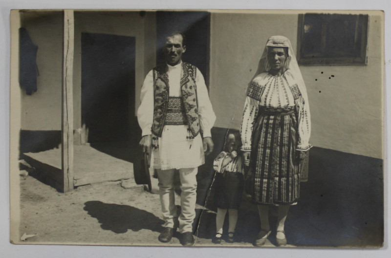 FAMILIE CU UN COPIL , IN COSTUME POPULARE  , ROMANIA , CARTE POSTALA , INTERBELICA