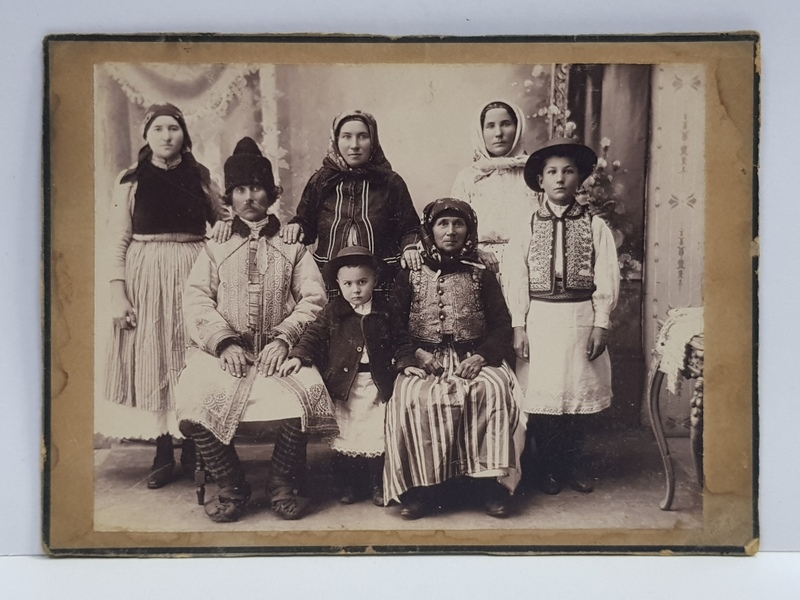 FAMILIE DE TARANI DIN MOLDOVA , POZAND IN STUDIO , FOTOGRAFIE MONOCROMA, PE HARTIE MATA , CU PASPARTU DIN CARTON , CCA . 1900