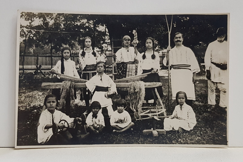 FAMILIE DE TARANI LA MELITATUL CANEPII , FOTOGRAFIE TIP CARTE POSTALA , MONOCROMA , PERIOADA INTERBELICA