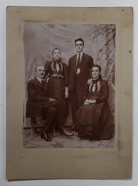 FAMILIE DIN BALCANI , FOTOGRAFIE IN STUDIO , INCEPUTUL SEC. XX