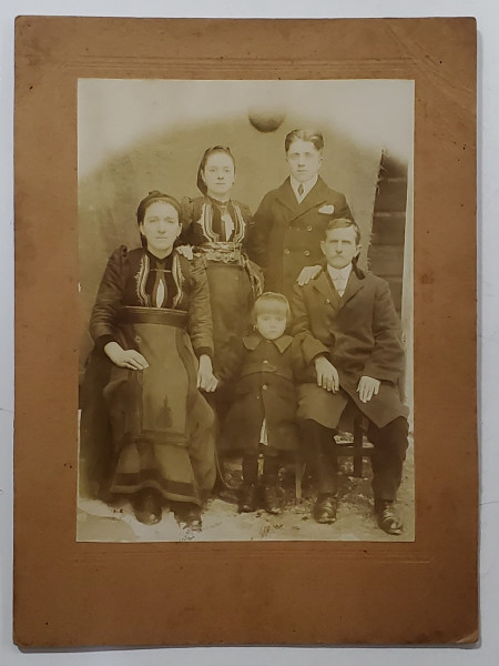 FAMILIE DIN ZONA BALCANILOR , CU COPIL , FOTOGRAFIE ,. CCA 1900