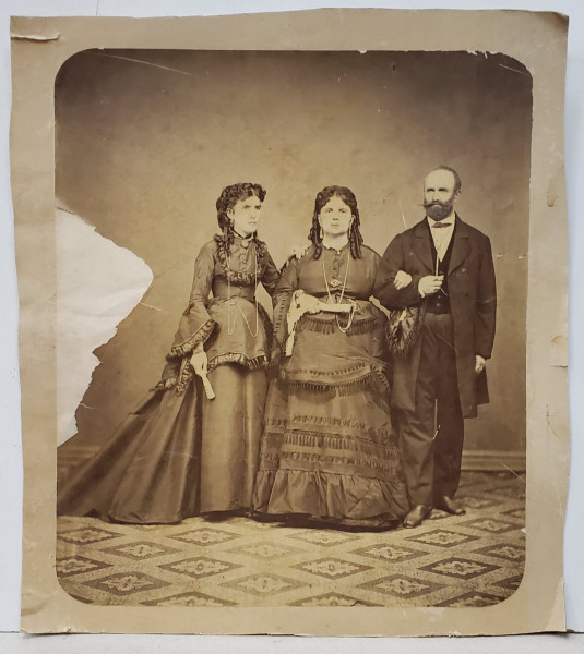 FAMILIE , FOTOGRAFIE DE GRUP , SFARSIT DE SECOL; XIX , FRAGMENT LIPSA