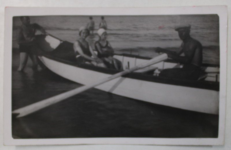 FAMILIE IN BARCA LA CARMEN SYLVA ( EFORIE SUD ) , FOTOGRAFIE TIP CARTE POSTALA , IULIE , 1938