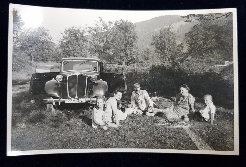 FAMILIE LA IARBA VERDE , POZAND LANGA UN AUTOMOBIL , FOTOGRAFIE TIP CARTE POSTALA , MONOCROMA, PE HARTIE LUCIOASA , DATATA  1940
