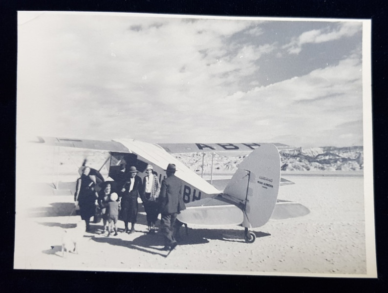 FAMILIE POZAND  LANGA UN AVION MONOPLAN , POSIBIL LA CAIRO , FOTOGRAFIE MONOCROMA, PE HARTIE CRETATA , PERIOADA INTERBELICA