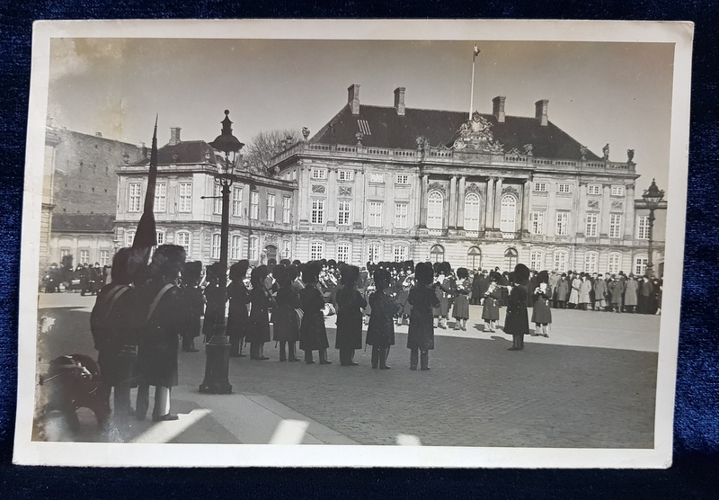 FANFARA GARZII IN FATA UNUI PALAT , FOTOGRAFIE MONOCROMA, PE HARTIE LUCIOASA , PERIOADA INTERBELICA , PREZINTA PETE IN PAREA STANGA *