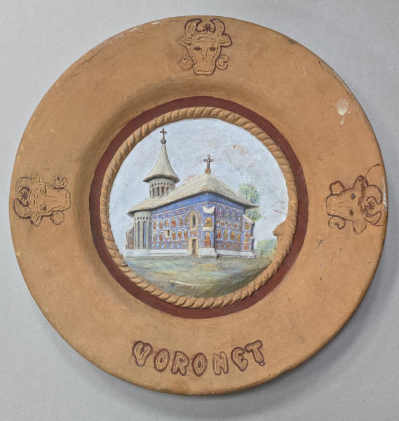 Farfurie din ceramica decorata cu Manastirea Voronet, Secol XX