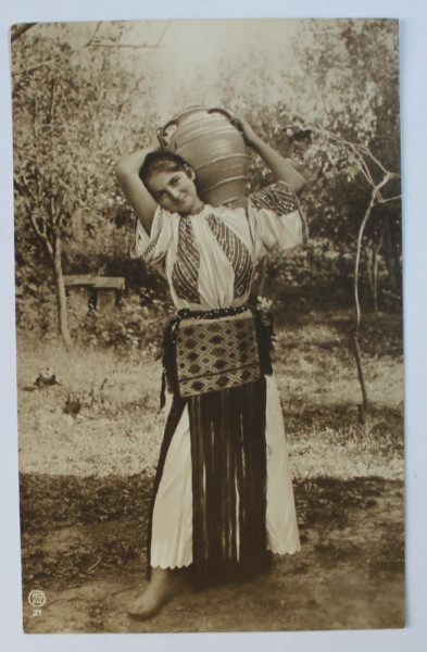 FATA IN COSTUM POPULAR CU ULCIORUL PE UMAR , FOTOGRAFIE TIP CARTE POSTALA , COLECTIA A . BELLU , MONOCROMA , NECIRCULATA , INCEPUT DE SECOL XX