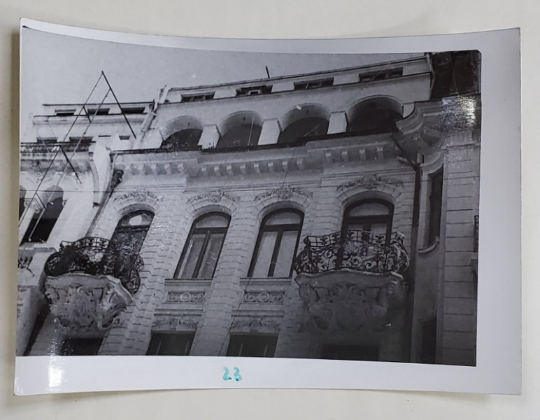 FATADA CU ETAJELE SUPERIOARE , CLADIRE DIN CENTRUL ISTORIC , FOTOGRAFIE ; ANII ' 60 - ' 70