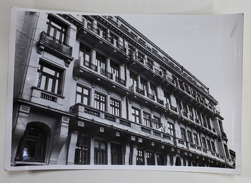 FATADA PRINCIPALA , CLADIRE CU TREI ETAJE SI MANSARDA , CENTRUL ISTORIC , FOTOGRAFIE , ANII '60 - ' 70