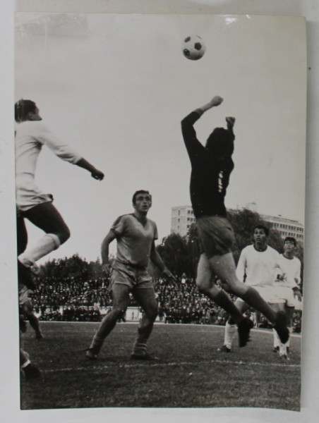 FAZA DIN MECIUL DINAMO - FARUL , IN IMAGINE APAR : DUMITRACHE , LUCESCU , PORTARUL UTU , FOTOGRAFIE DE PRESA , 1968