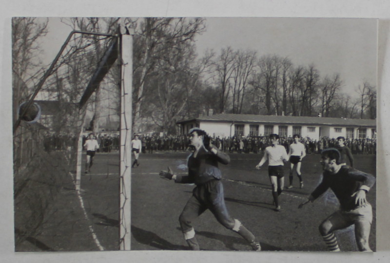 FAZA DIN MECIUL PROGRESUL BUCURESTI - FLACARA , PE STADIONUL DIN DR. STAICOVICI , FOTOGRAFIE DE PRESA , 1971