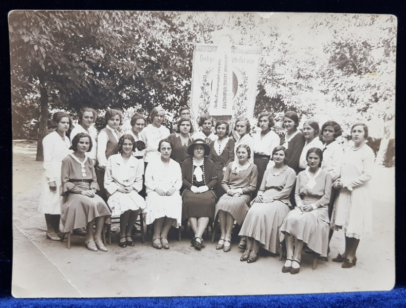 FEMEI DIN ARDEAL  , FOTOGRAFIE DE GRUP IN TIMPUL UNEI SARBATORI RELIGIOASE , FOTOGRAFIE MONOCROMA, DATATA 1931