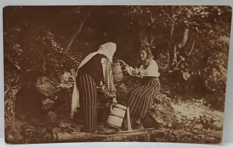 FEMEI IN COSTUM POPULAR , CU COFELE LA IZVOR , CARTE POSTALA , PERIOADA INTERBELICA