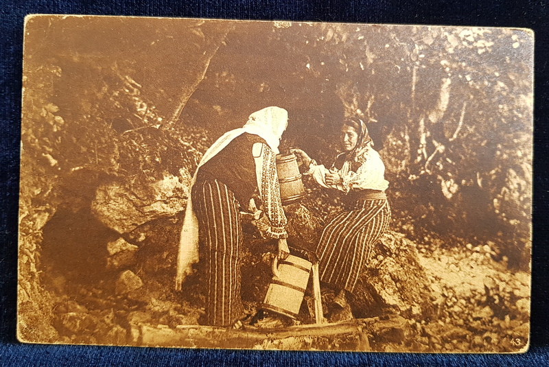 FEMEI IN COSTUM POPULAR CU DONITE LA IZVOR , CARTE POSTALA ILUSTRATA , MONOCROMA , NECIRCULATA , INCEPUT DE SECOL XX