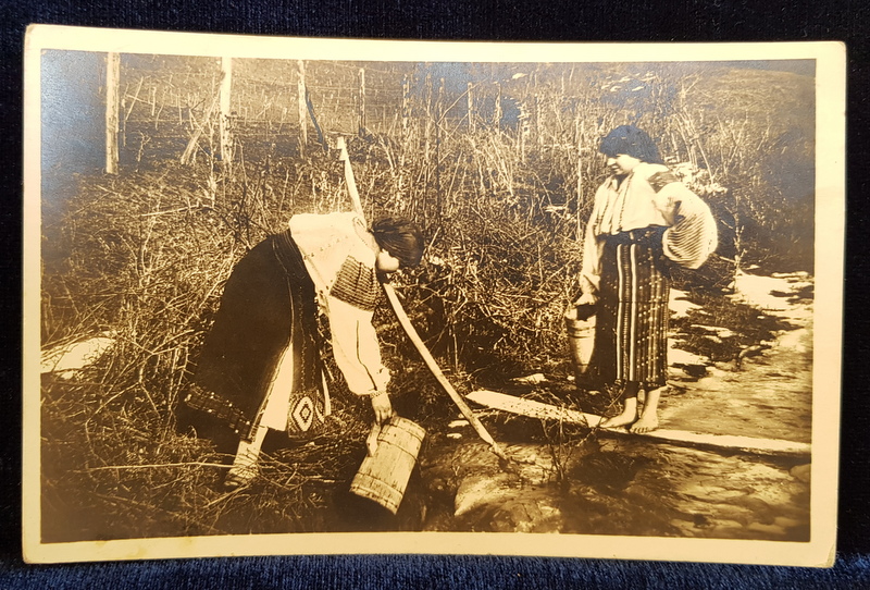 FEMEI IN COSTUM POPULAR MUNTENESC , PE PODET LA RAU , CARTE POSTALA ILUSTRATA , MONOCROMA , PERIOADA INTERBELICA