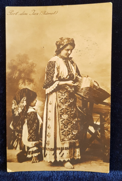 FEMEI IN COSTUME POPULARE DIN IAZ , BANAT , POZAND IN STUDIO , CARTE POSTALA ILUSTRATA , MONOCROMA , CIRCULATA , DATATA 1920