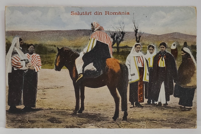 FEMEI  IN COSTUME POPULARE  SI UN BARBAT CALARE PE CAL , CARTE POSTALA , INTERBELICA