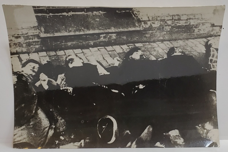 FEMEI TORTURATE SI BRUTALIZATE DE RUSI  IN RIGA , FOTOGRAFIE GERMANA DE PRESA , AL DOILEA RAZBOI MONDIAL