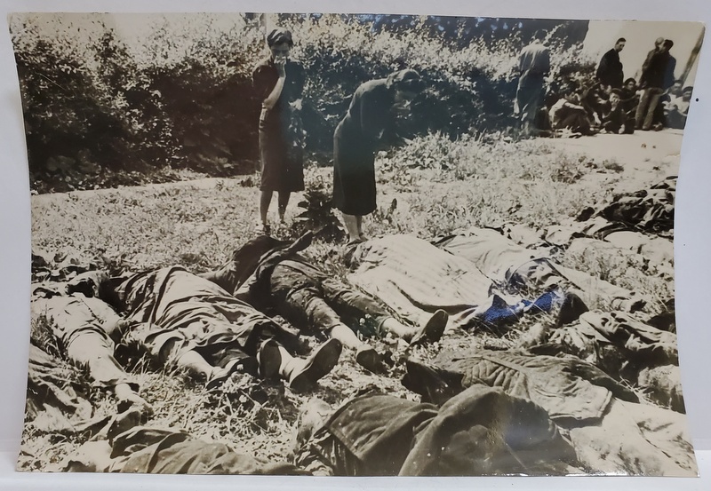 FEMEI UCRAINENE ISI CAUTA SOTII SI FRATII PRINTRE CADAVRELE MUTILATE DE ARMATA RUSA , FOTOGRAFIE DE PRESA , GERMANA , 11 IULIE 1941