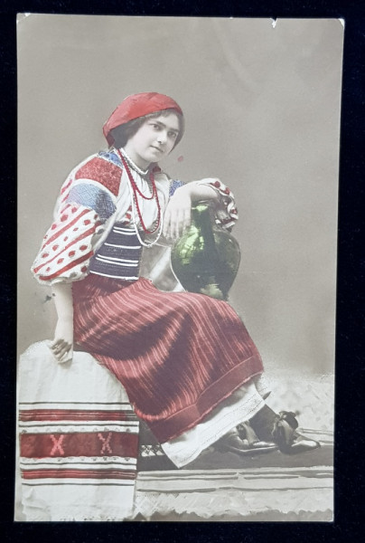 FEMEIE IN COSTUM POPULAR CU ULCIOR , CARTE POSTALA ILUSTRATA , POLICROMA , CIRCULATA , DATATA  1913