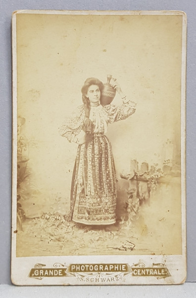 FEMEIE IN COSTUM POPULAR , CU ULCIORUL PE UMERI , FOTOGRAFIE TIP CABINET , FOTO . SIG. SCWARZ , BUCURESTI , PE SUPORT DE CARTON , CCA. 1900