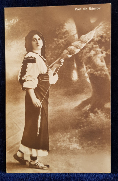 FEMEIE IN COSTUM POPULAR DIN ZONA RASNOV , CU FURCA SI FUSUL DE TORS , POZAND IN STUDIO , CARTE POSTALA ILUSTRATA , MONOCROMA , CIRCULATA , DATATA 1926