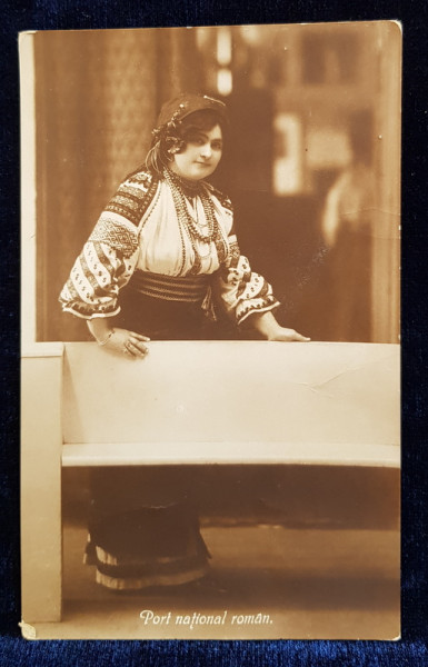 FEMEIE IN COSTUM POPULAR MUNTENESC POZAND IN ATELIER , CARTE POSTALA ILUSTRATA , MONOCROMA , CIRCULATA , DATATA  1922