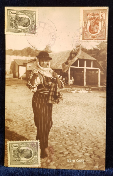 FEMEIE IN PORT POPULAR , CU FURCA SI FUSUL DE TORS , IN CURTEA GOSPODARIEI , CARTE POSTALA ILUSTRATA , MONOCROMA , CIRCULATA , DATATA 1913