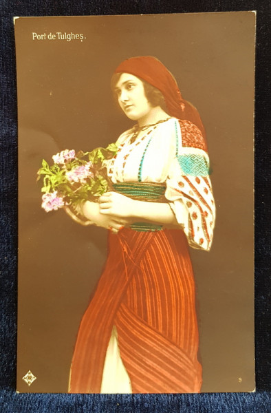 FEMEIE  IN PORT POPULAR ROMANESC , CU BUCHET DE FLORI , FOTOGRAFIE COLORIZATA TIP CARTE POSTALA , POLICROMA , CIRCULATA , 1918