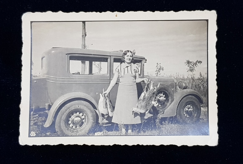 FEMEIE POZAND CU PASARI IN FATA UNUI AUTOMOBIL DE EPOCA , FOTOGRAFIE MONOCROMA, PE HARTIE CRETATA , FORMAT MIC , DATATA SEPTEMBRIE 1934