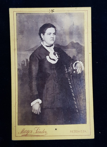 FEMEIE POZAND IN DECOR DE STUDIO , FOTOGRAFIE TIP  C.D.V. , MONOCROMA , PE HARTIE LUCIOASA , LIPITA PE CARTON , CCA. 1900