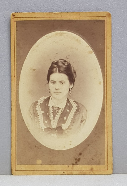 FEMEIE  , POZAND IN STUDIO , FOTOGRAFIE TIP C.D.V. , FOTOGRAF DIN BELGRAD, MONOCROMA, CCA . 1900