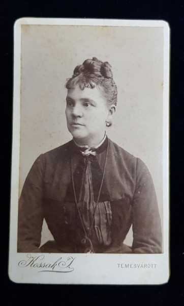 FEMEIE POZAND IN STUDIO , FOTOGRAFIE TIP C.D.V. , MONOCROMA, LIPITA PE CARTON , PE HARTIE LUCIOASA , CCA. 1900