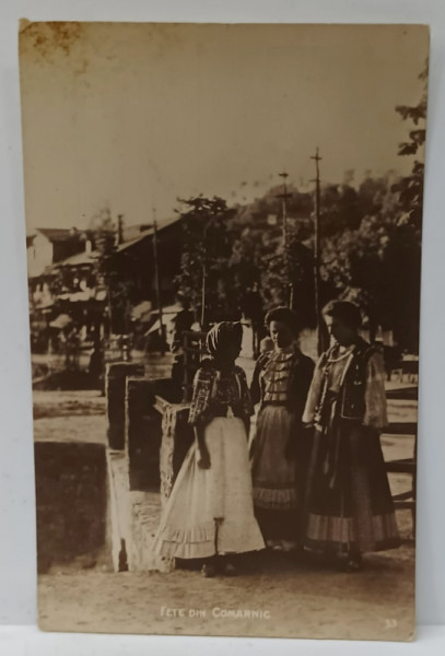 FETE DIN COMARNIC IN COSTUME POPULARE , FOTOGRAFIE IN EXTERIOR , FORMAT CARTE POSTALA , PERIOADA  INTERBELICA