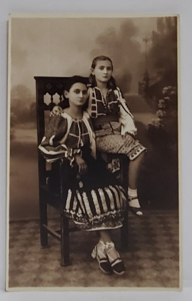 FETE IN COSTUM POPULAR , PE SCAUN , IN STUDIO , FOTOGRAFIE FORMAT CARTE POSTALA , INTERBELICA