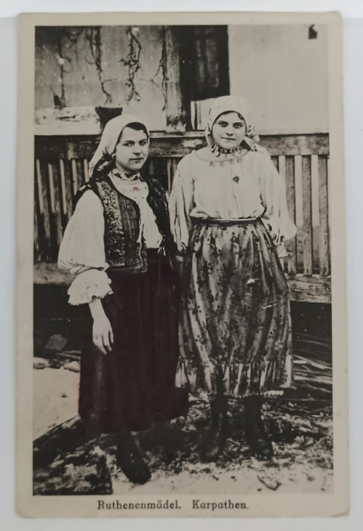 FETE RUTENE DIN CARPATI , IN PORT POPULAR , FOTOGRAFIE IN EXTERIOR , CARTE POSTALA ILUSTRATA , PERIOADA  INTERBELICA