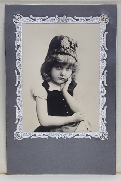 FETITA ASCULTAND CEASUL FOTOGRAFIE TIP CARTE POSTALA , EMBOSATA , INCEPUTUL SEC. XX