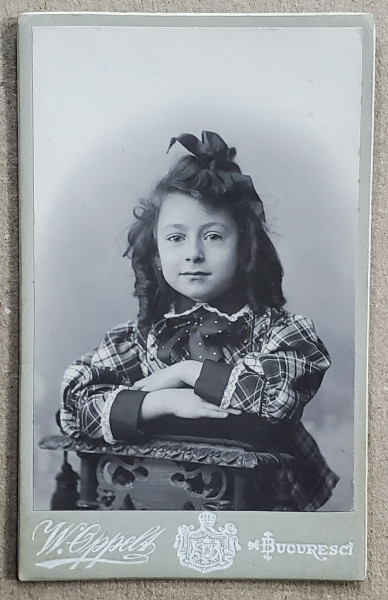 FETITA CU FUNDA IN PAR , FOTOGRAFIE C.D.V., FOTOGRAF W. OPPELT , BUCURESTI , SFARSITUL SEC. XIX