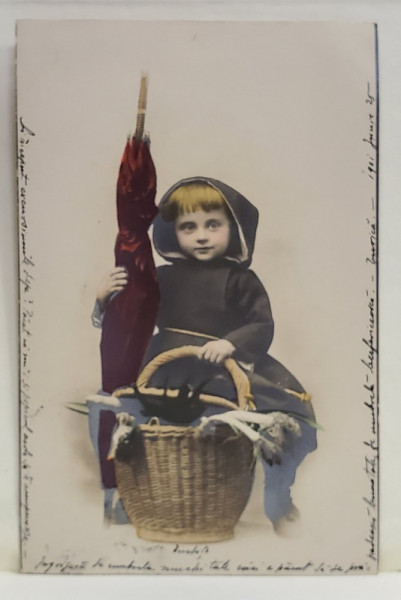 FETITA CU UMBRELA ROSIE SI COS CU LEGUME , FOTOGRAFIE COLORIZATA , TIP CARTE POSTALA , CLASICA