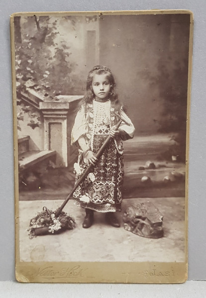 FETITA IN COSTUM POPULAR , CU COSUL DE FLORI , FOTOGRAFIE TIP CABINET , FOTOGRAF NESTOR HECK , IASI , CCA. 1900